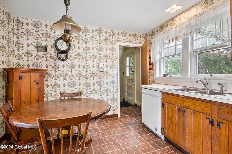 4th image of 21 Eileen Street