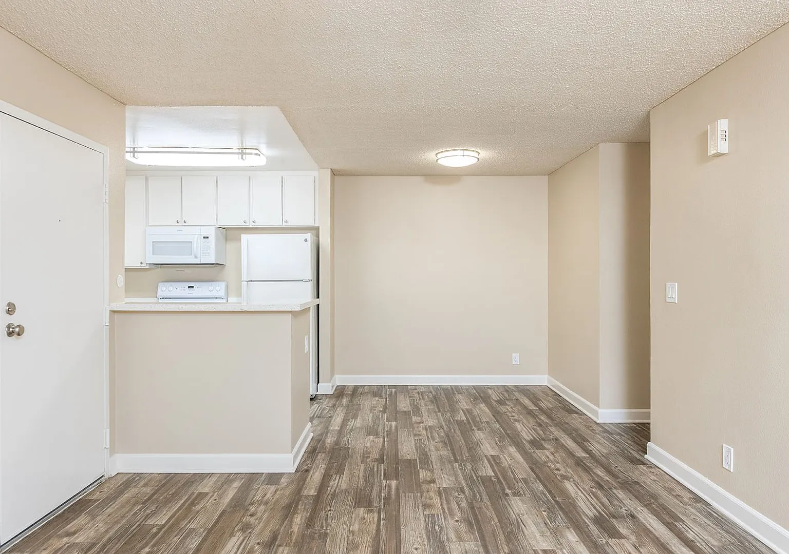 Willow Creek Apartments — Photo 1