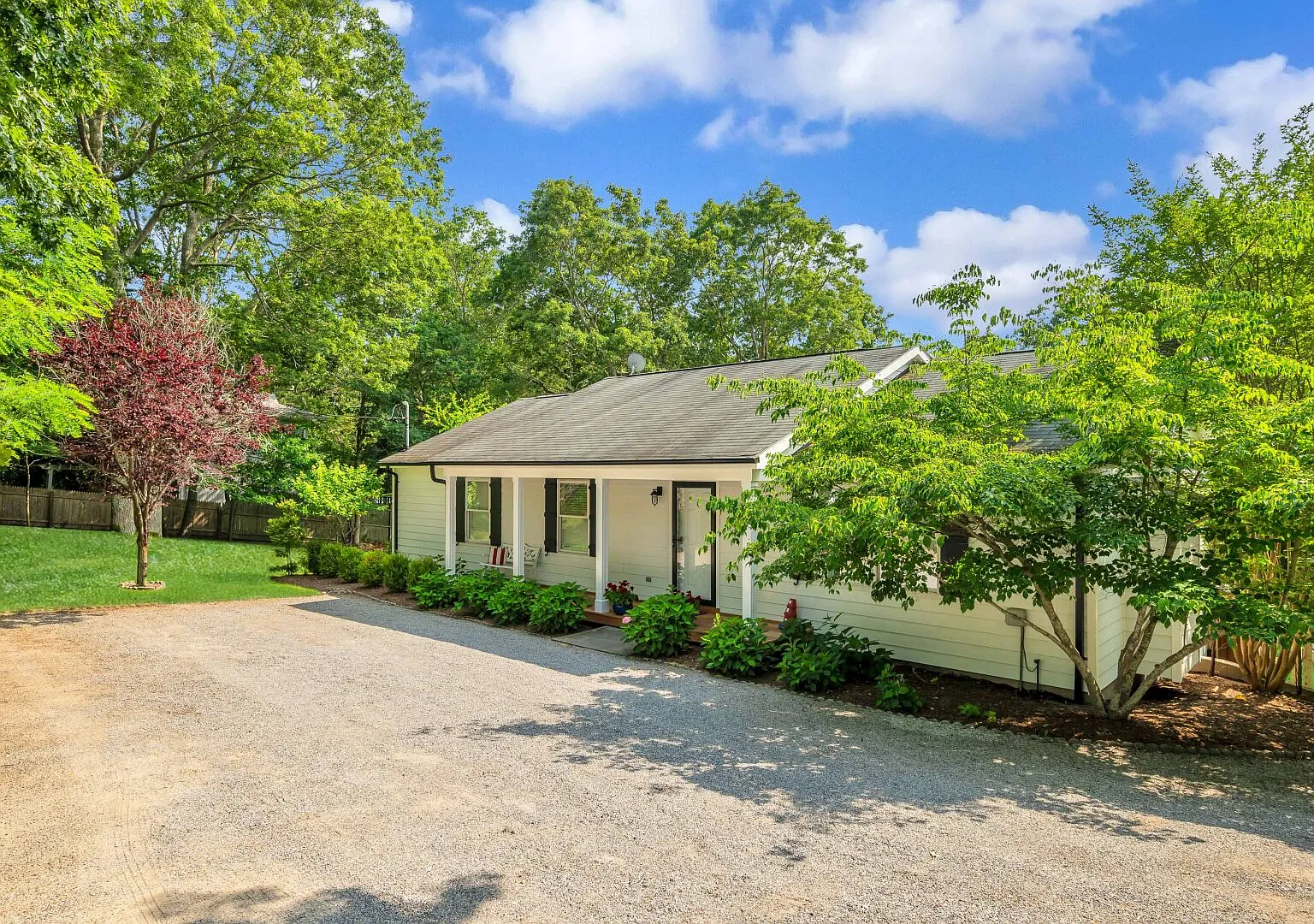 Coastal-style home, open-floor plan blocks from Sag Harbor town — Photo 3