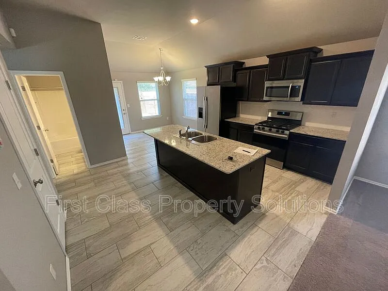 3 bed, 2.0 bath, 1257 sqft, $1,575 — Photo 2