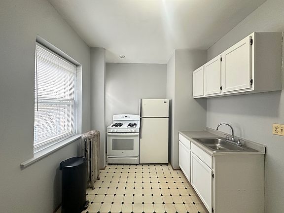 3rd image of 1212 W Thorndale Ave Suite 7