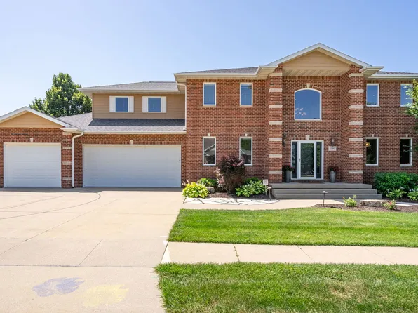1107 Scenic Hill Ln, De Witt, IA 52742