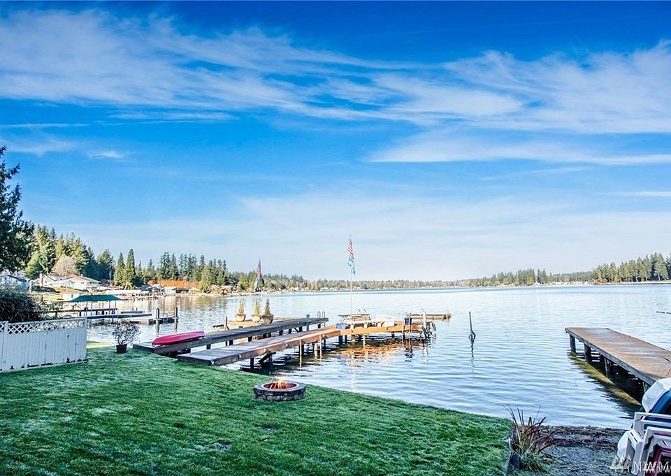 Welcome Home! Beautiful Lake Views all 4 seasons.