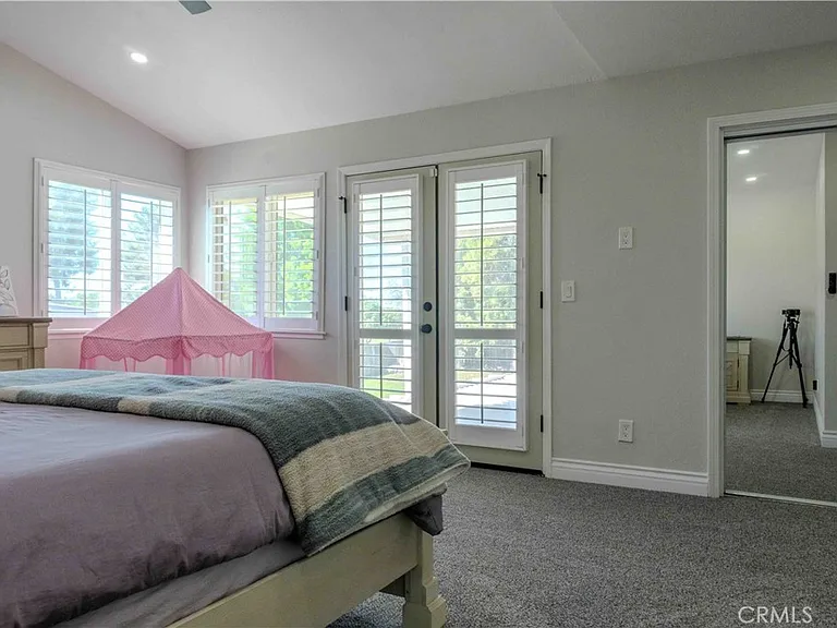 1042 Robinson Ct — Photo 32