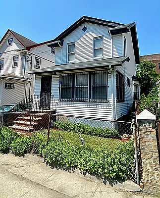 3rd image of 12028 142nd St