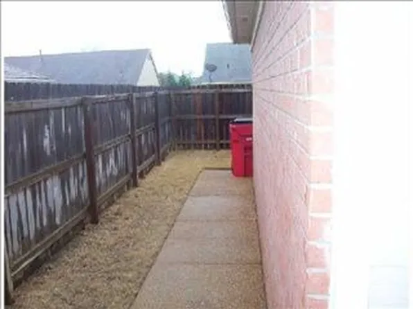 6881 Century Oaks Dr, Cordova, TN 38018