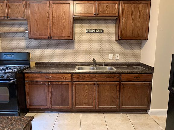 5th image of 932 Beaconsfield Ave #1