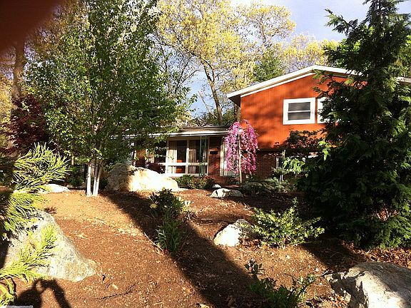 4th image of 19 W Chardon Rd