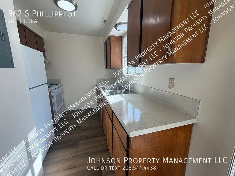 962 S Phillippi St — Photo 3