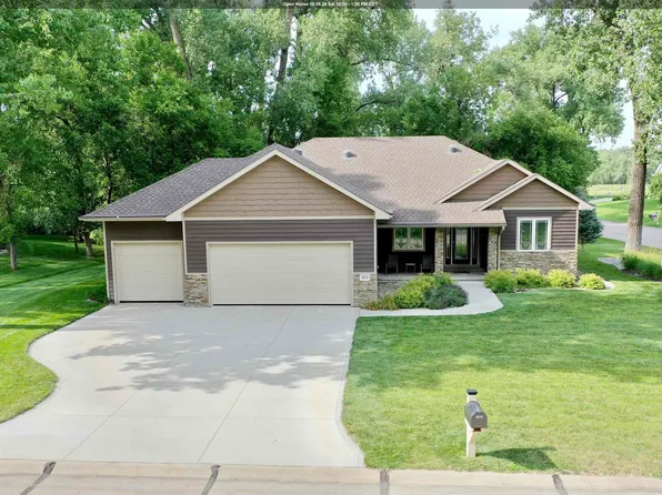875 E Sawgrass Trl, Dakota Dunes, SD 57049