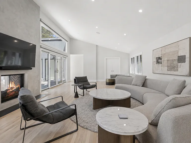 2406 Noyac Rd — Photo 3
