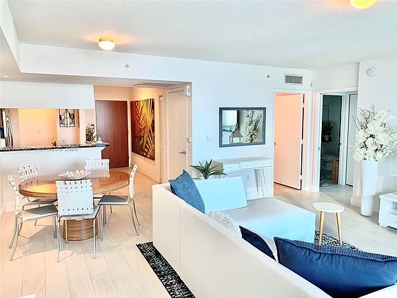 4th image of 31 SE 5th St APT 2806