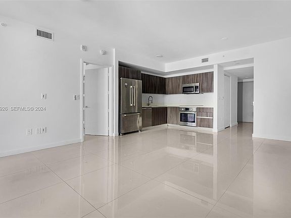 4th image of 488 NE 18th St Unit 400