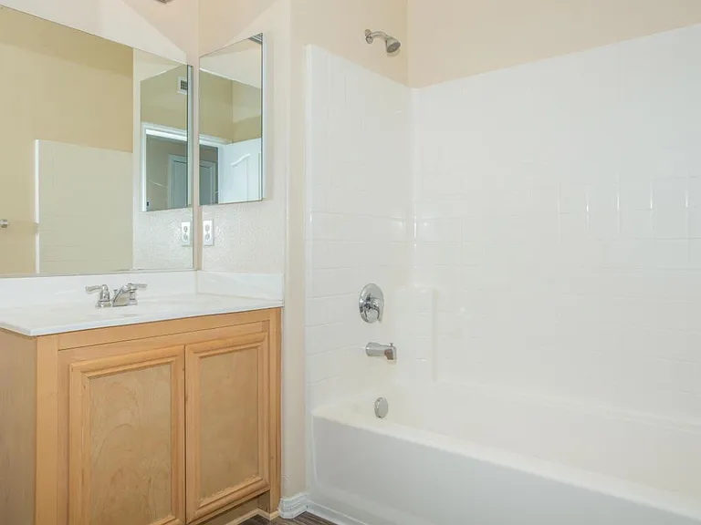 Plumtree Apartments — Photo 39