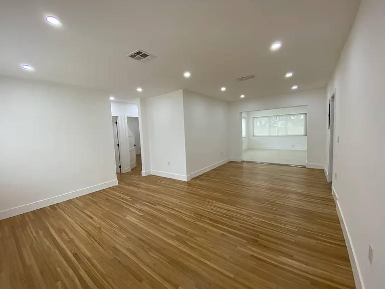3250 SW 18th Ter — Photo 2