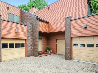 26 Hidden Ledge Rd, Englewood, NJ 07631