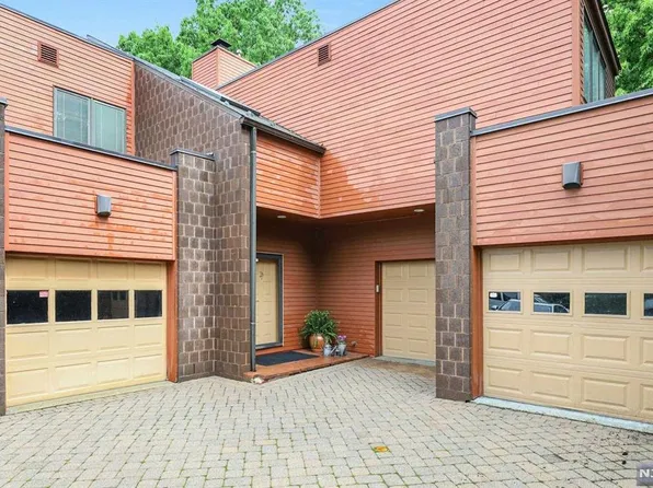 26 Hidden Ledge Rd, Englewood, NJ 07631