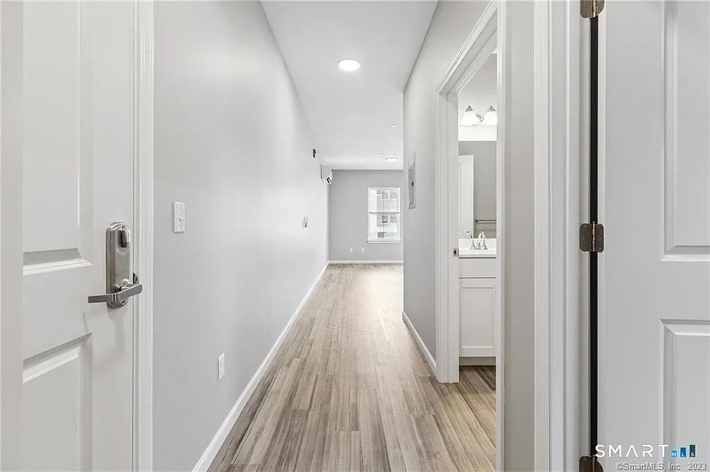 1 bed, 1.0 bath, 715 sqft, $1,950 — Photo 3