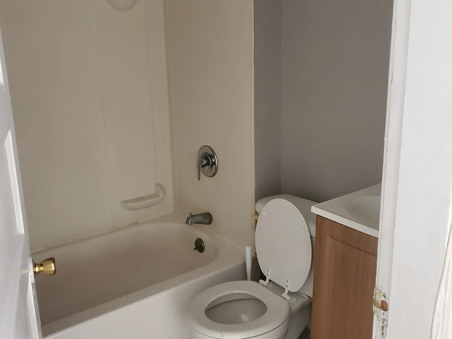 Studio, $900 — Photo 2
