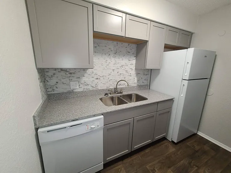 West Wind Apartments — Photo 6