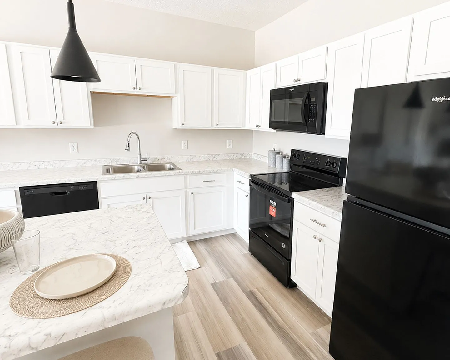 Fox Hills Apartments — Photo 4