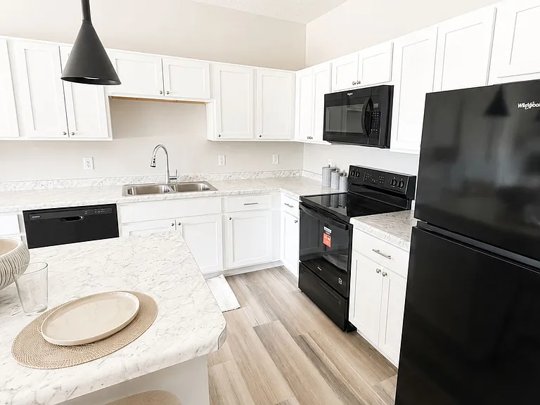 Fox Hills Apartments — Photo 4