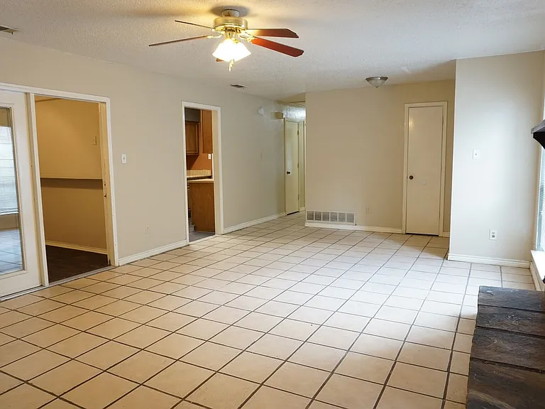 1827 Abshire Ln — Photo 4