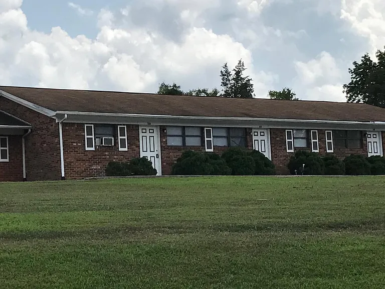 703 Lake Dr #D — Photo 1