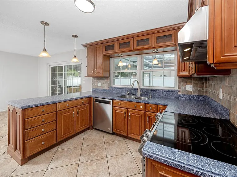 2260 Harn Blvd — Photo 10