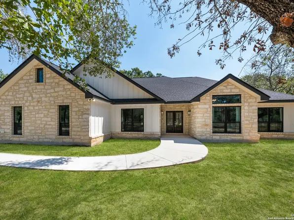 216 Oak Fields, Floresville, TX 78114