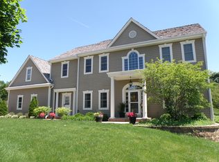 802 N Bluespruce Cir, Hartland, WI 53029