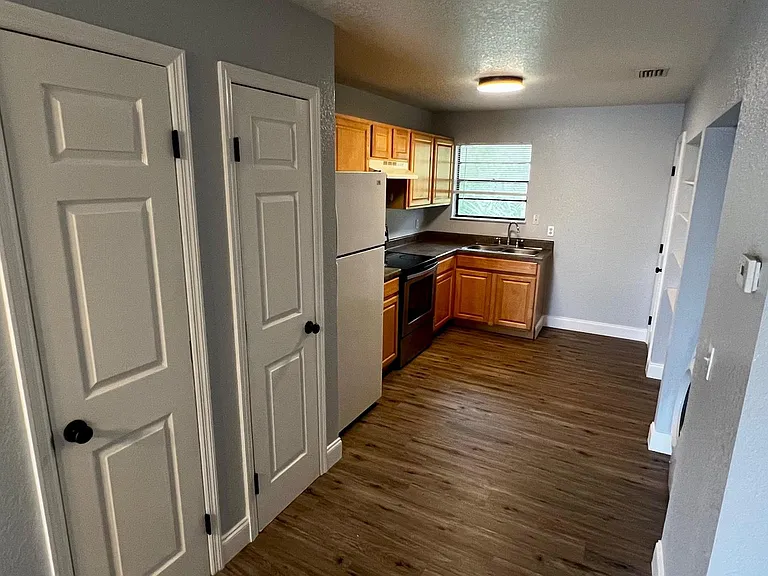 111 W Turgot Ave #6 — Photo 3