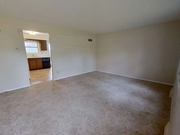 139 Oak Manor Dr — Photo 2