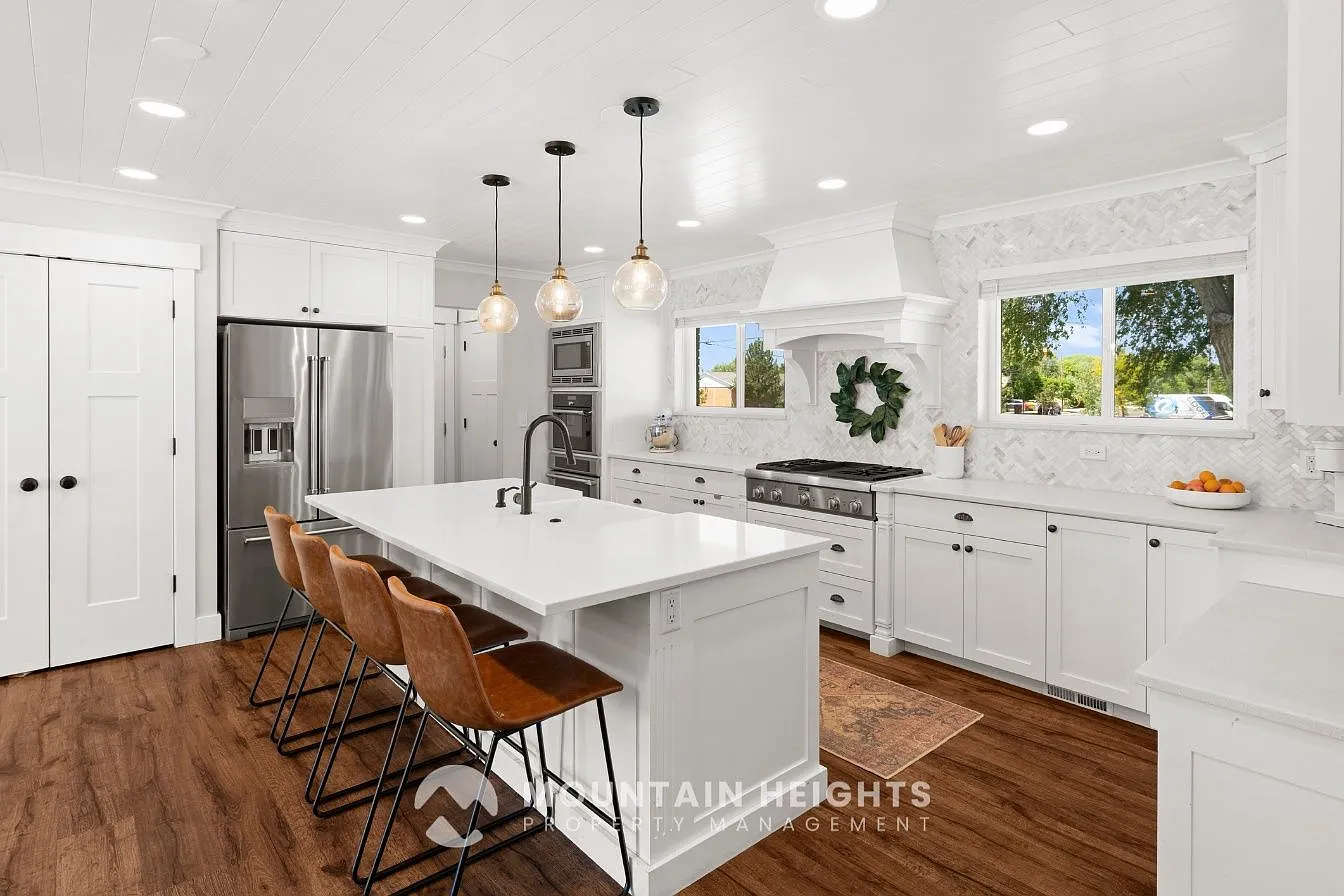 6 bed, 3.0 bath, 3500 sqft, $4,400 — Photo 4