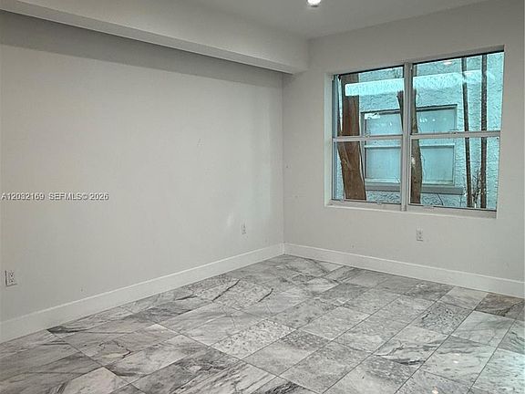4th image of 1560 Drexel Ave #103