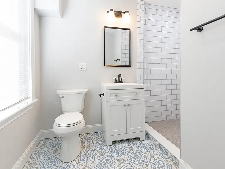 628 E 6th St #2 — Photo 12