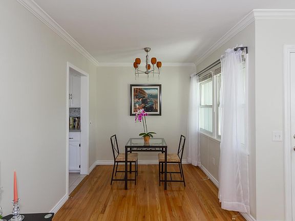Cozy Dining Area