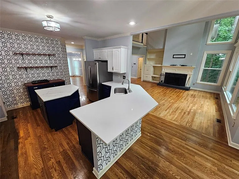 430 Eastbourne Way — Photo 4