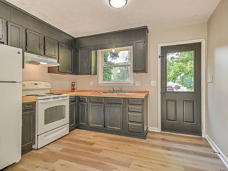 921 Elizabeth St — Photo 10