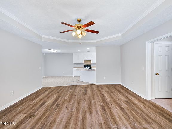 4th image of 404 Woodlake Cv W