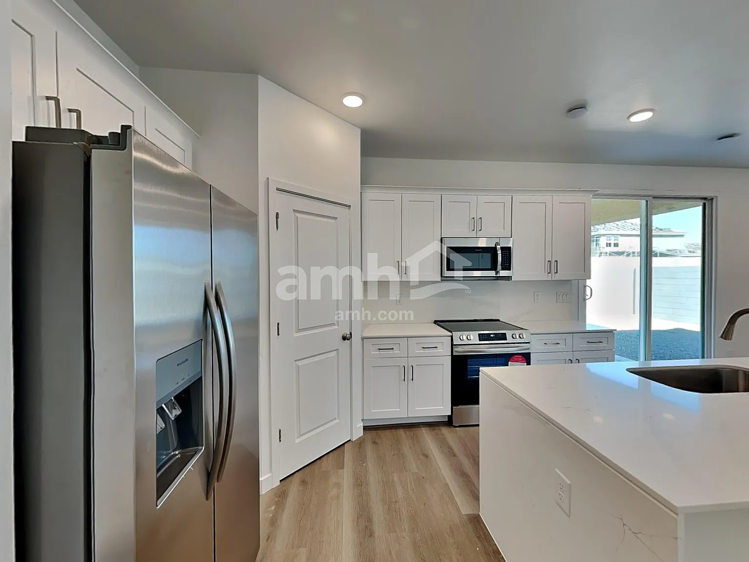 3 bed, 2.5 bath, 1718 sqft, $1,995 — Photo 3