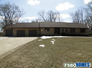 8775 Deer Crest Dr, Cedar Rapids, IA 52411