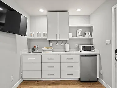 Studio, 300 sqft, $2,050 — Photo 1