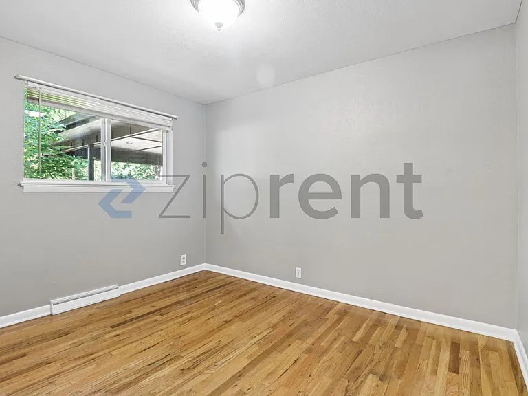633 E Stuart St — Photo 12