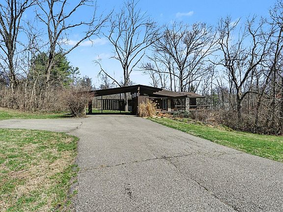 2nd image of 820 Old Woods Rd