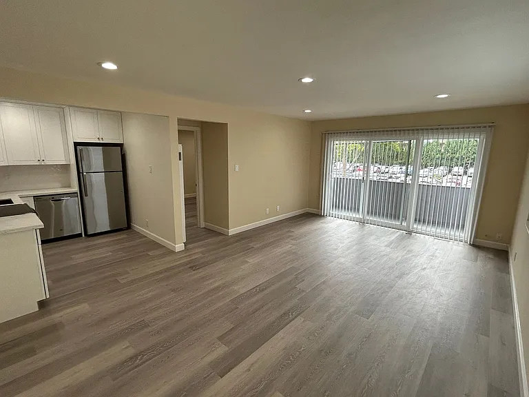 220 Peninsula Ave — Photo 2
