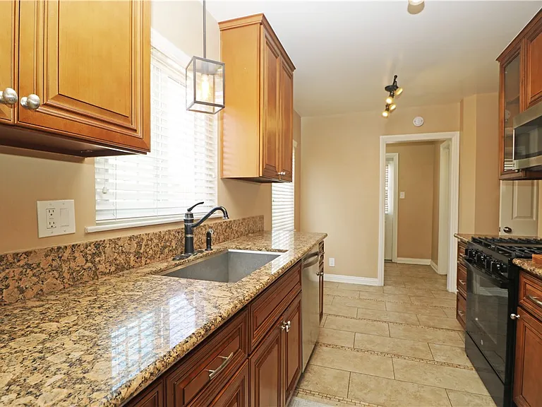 412 Catalpa Ave — Photo 6