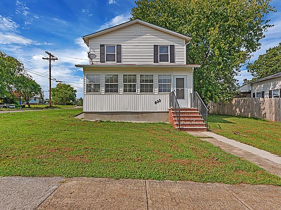 2nd image of 833 Poplar St