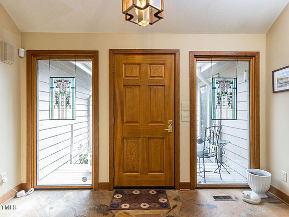 4th image of 111 Fieldstone Ct