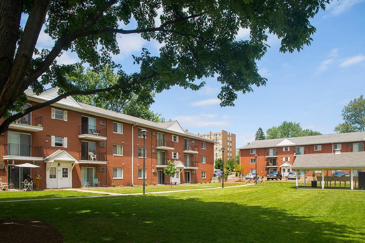 St Charles Court Apartments — Photo 3